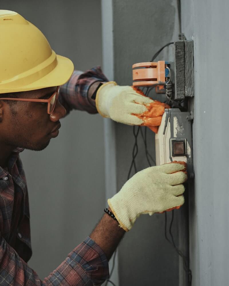 Trabajador realizando un oficio